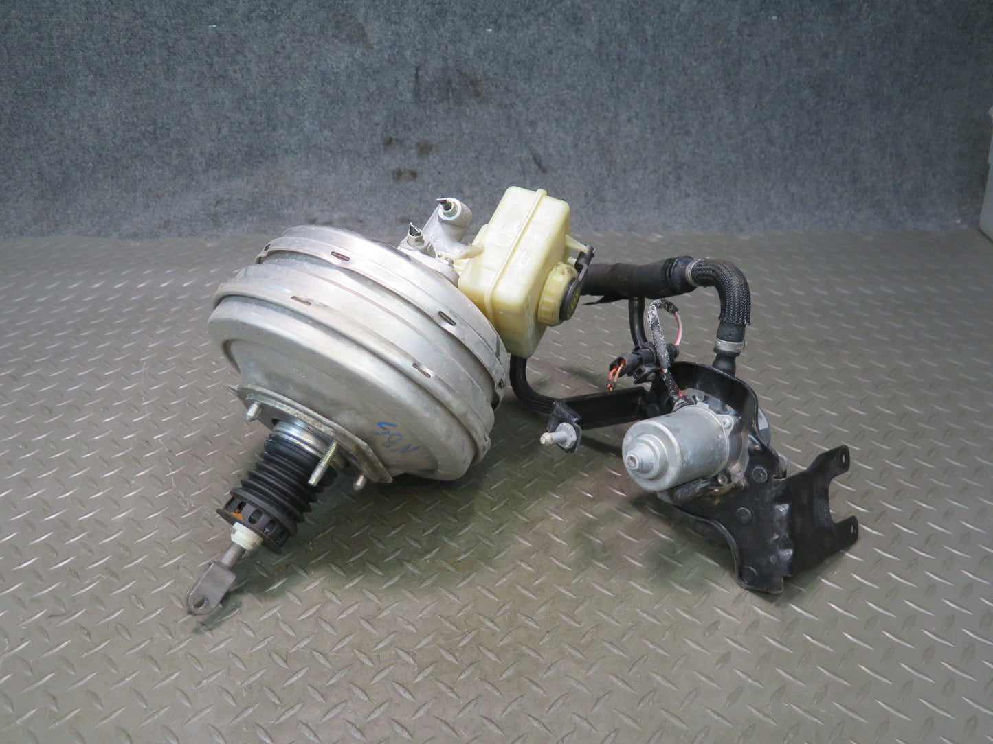 2006-2010 BMW E63 E64 M6 Brake Master Cylinder Booster Reservoir w Vacuum Pump