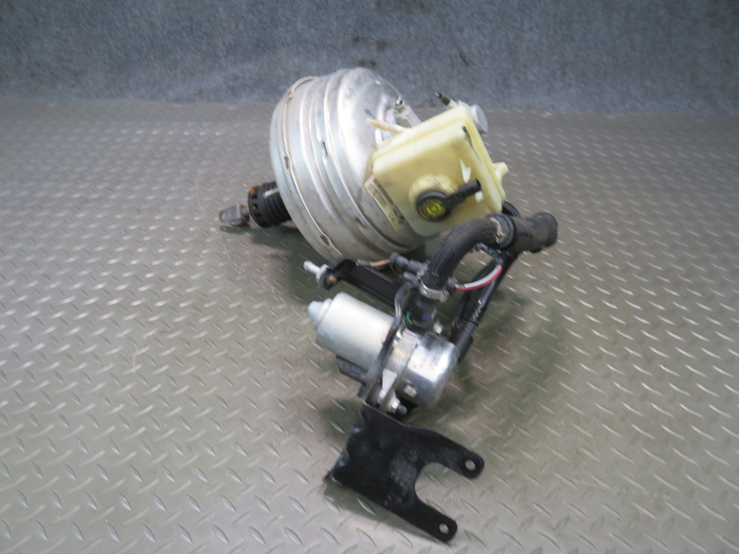 2006-2010 BMW E63 E64 M6 Brake Master Cylinder Booster Reservoir w Vacuum Pump