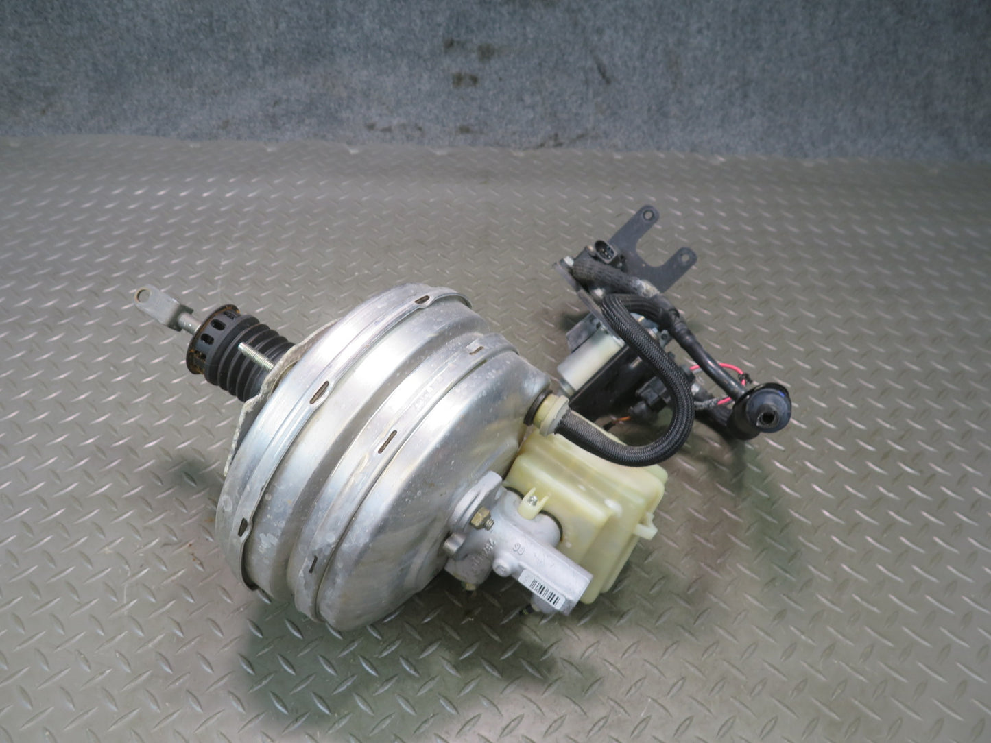 2006-2010 BMW E63 E64 M6 Brake Master Cylinder Booster Reservoir w Vacuum Pump