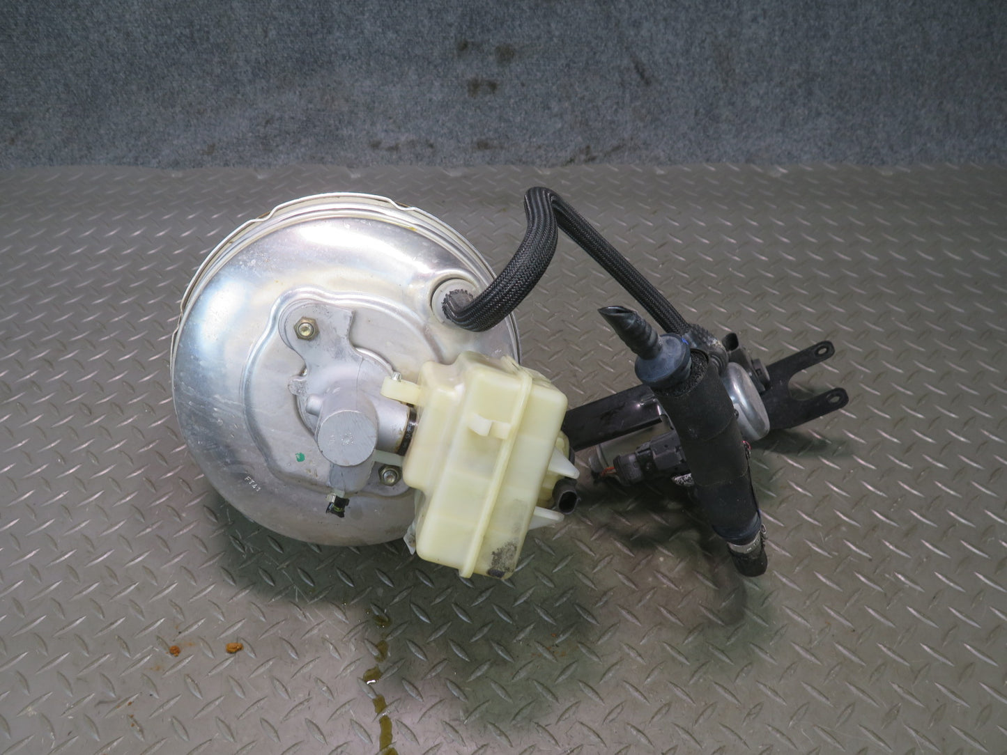 2006-2010 BMW E63 E64 M6 Brake Master Cylinder Booster Reservoir w Vacuum Pump