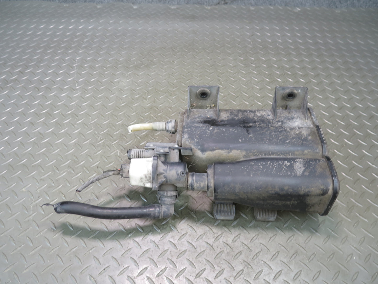 2006-2010 BMW E63 E64 M6 Fuel Evap Vapor Charcoal Canister