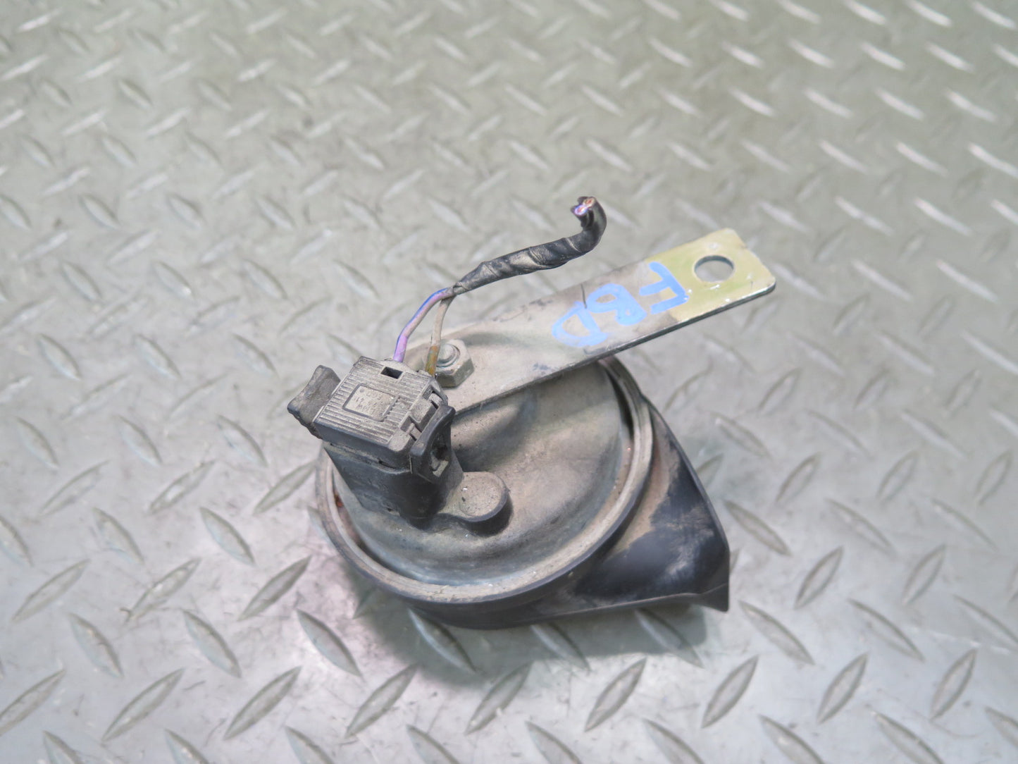 94-99 BMW E36 328iC Set of 2 High & Low Tone Note Pitch Horn Signal OEM
