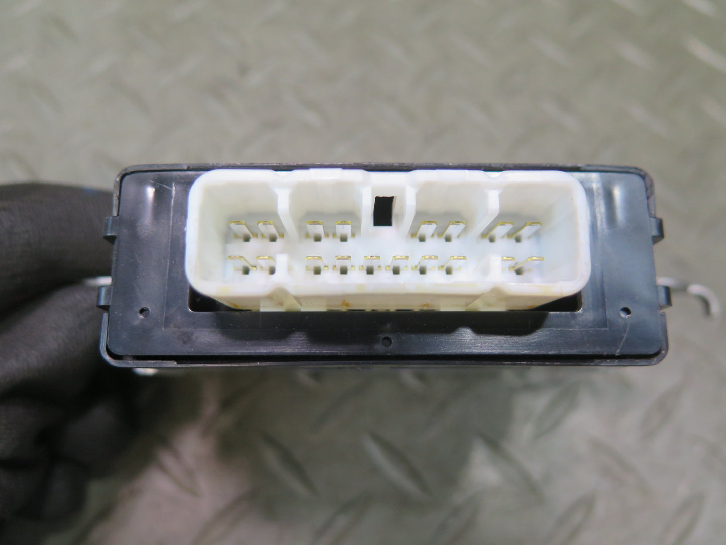 1998-2007 Lexus UZJ100L LX470 Antenna Relay Control Module Unit 85914-60070