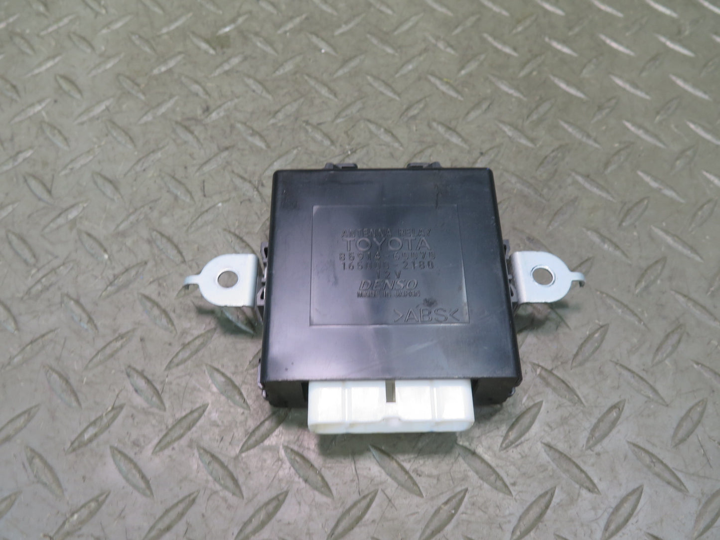 1998-2007 Lexus UZJ100L LX470 Antenna Relay Control Module Unit 85914-60070