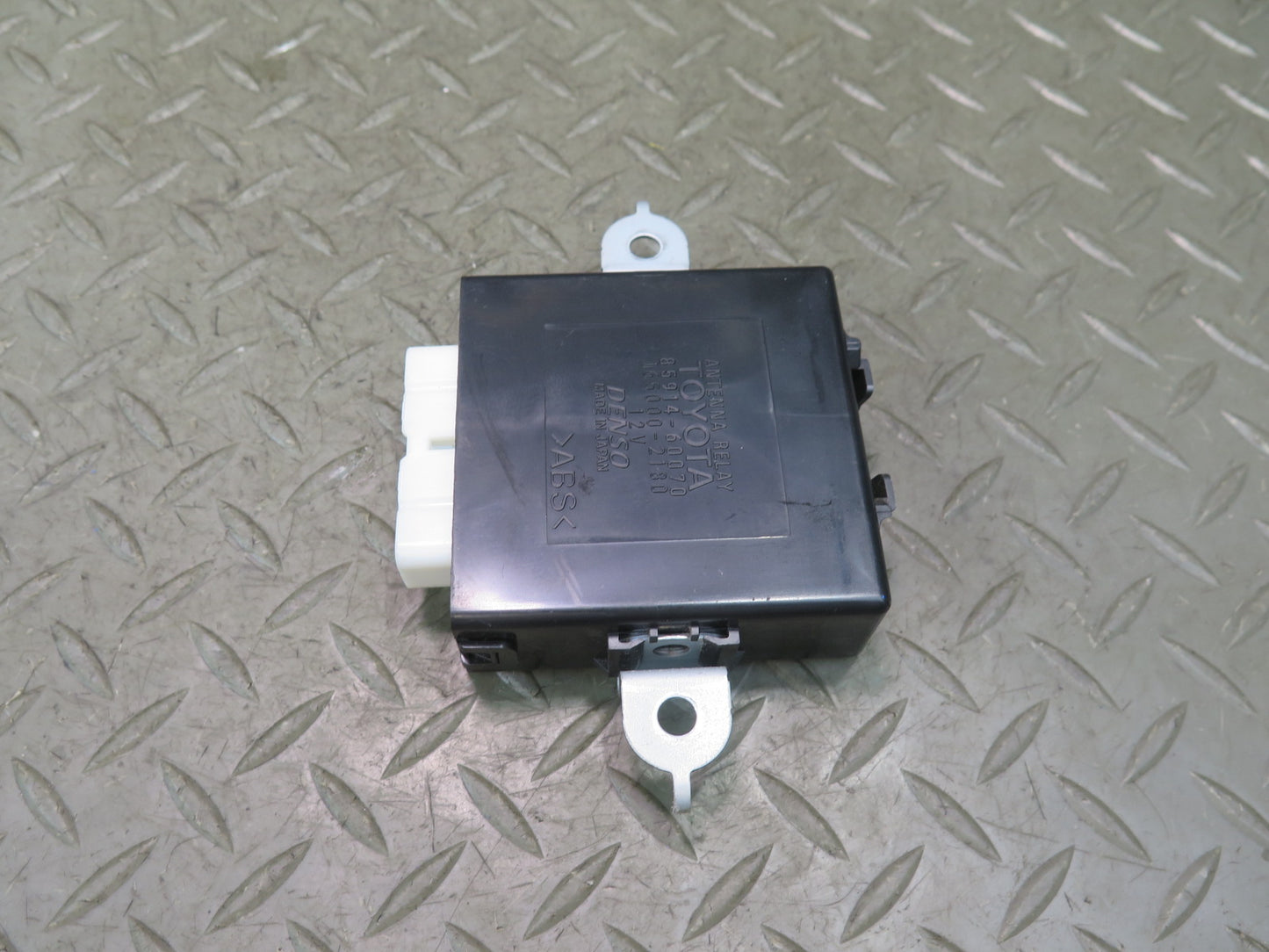 1998-2007 Lexus UZJ100L LX470 Antenna Relay Control Module Unit 85914-60070