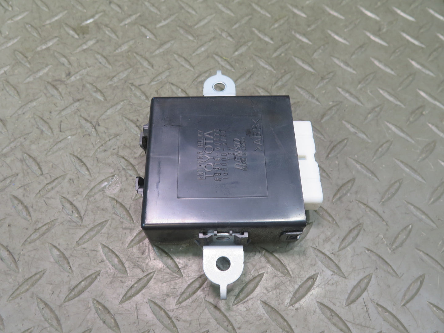 1998-2007 Lexus UZJ100L LX470 Antenna Relay Control Module Unit 85914-60070