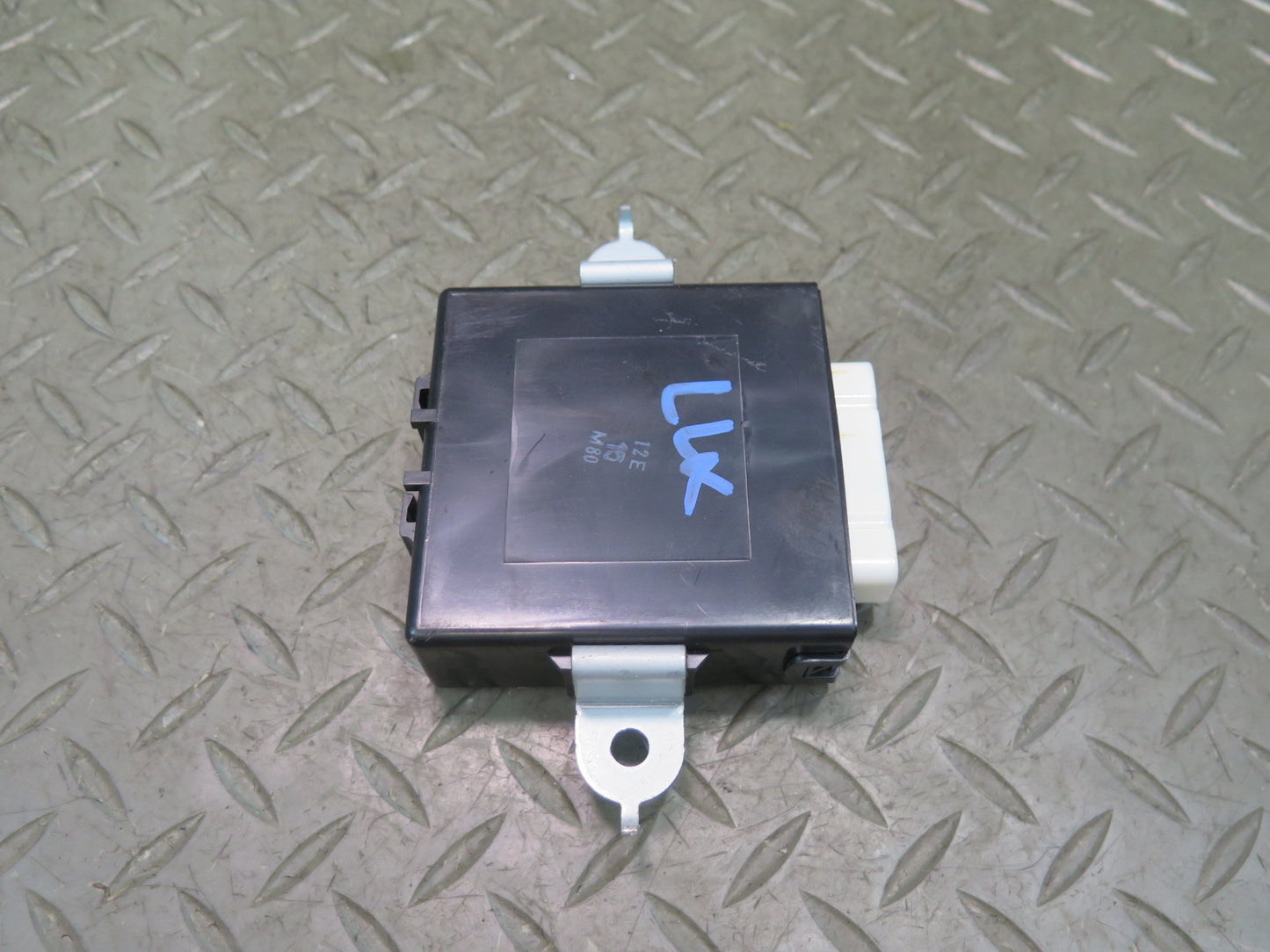 1998-2007 Lexus UZJ100L LX470 Antenna Relay Control Module Unit 85914-60070