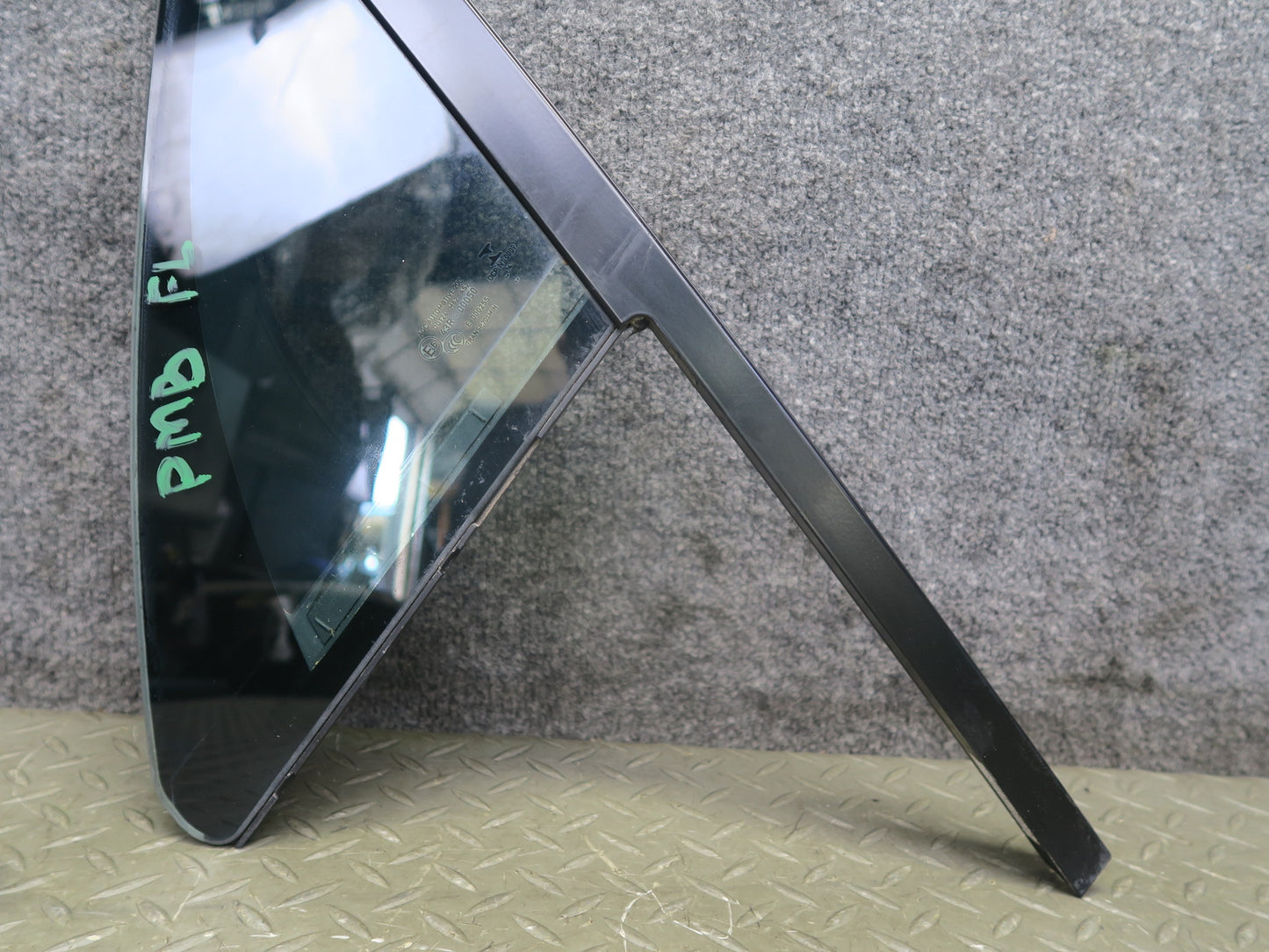 2015-2018 Porsche Macan Front Left Driver Side Door Fixed Glass Window