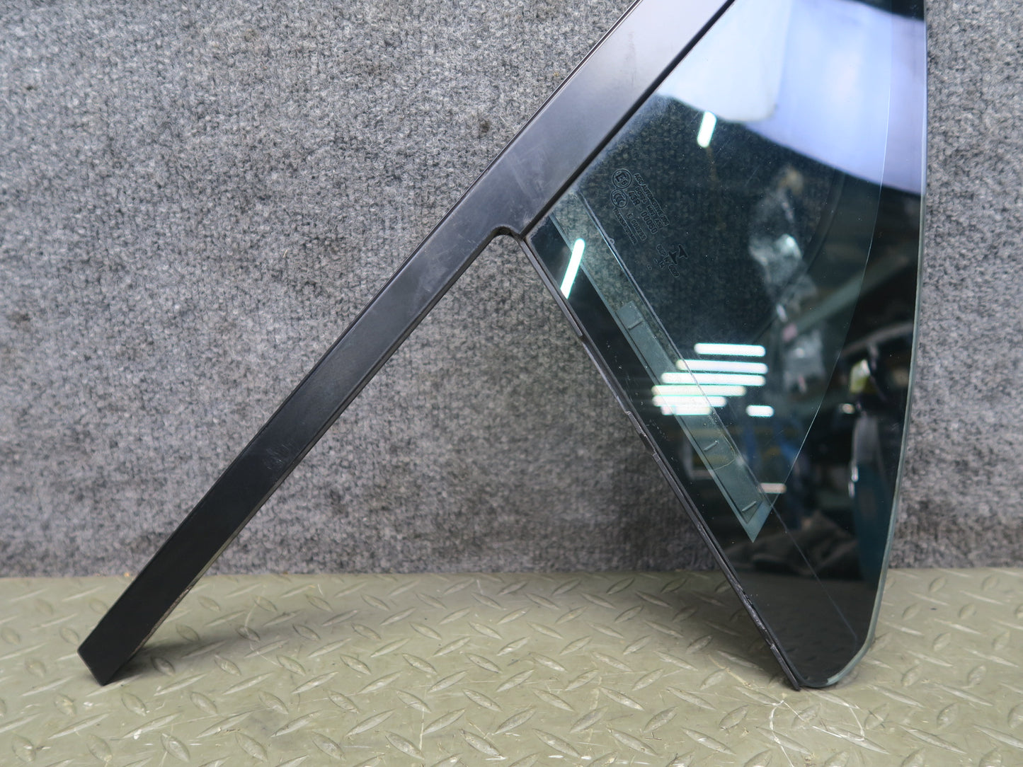 2015-2018 Porsche Macan Front Right Pass Side Door Fixed Glass Window