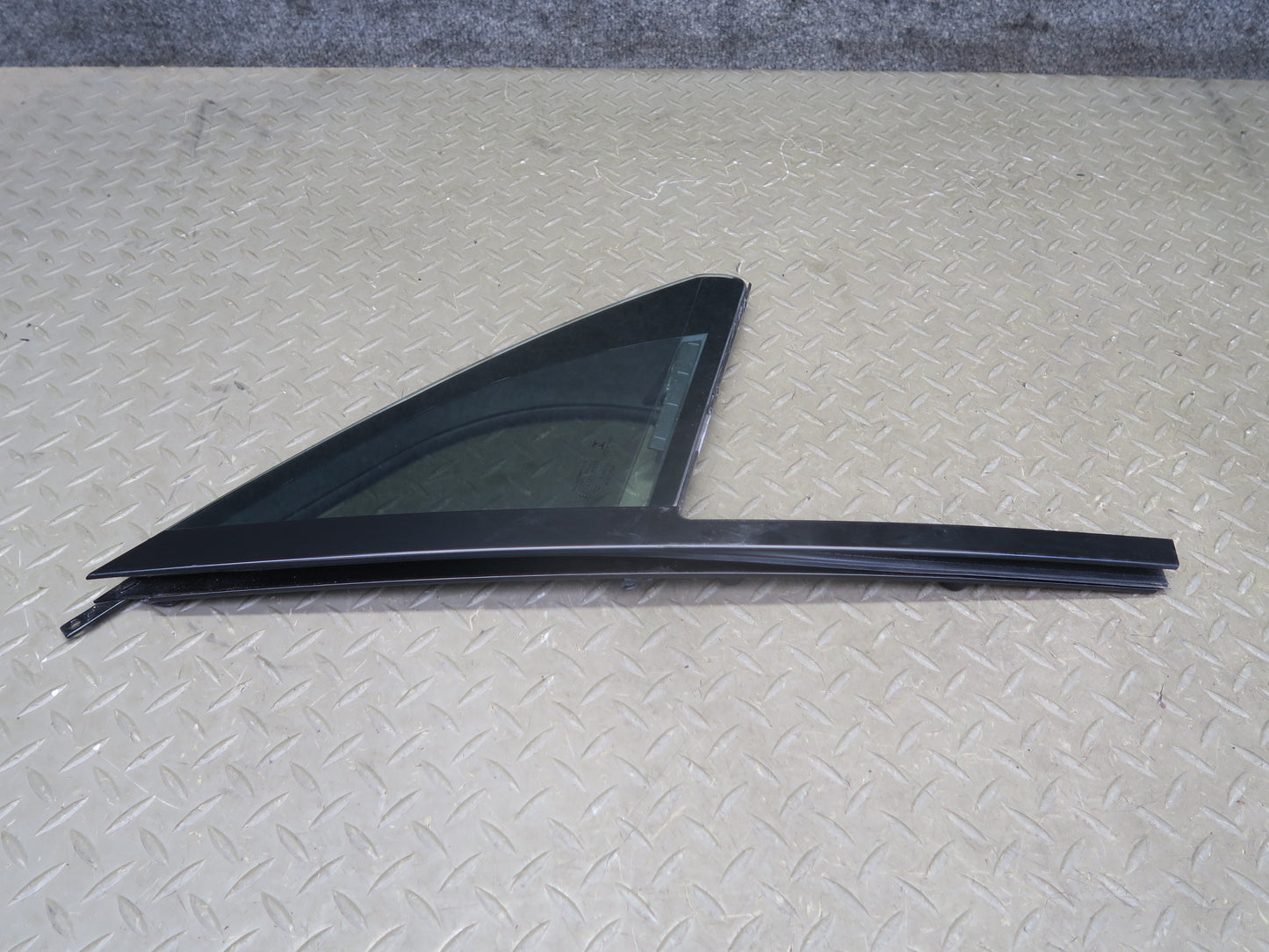 2015-2018 Porsche Macan Front Right Pass Side Door Fixed Glass Window