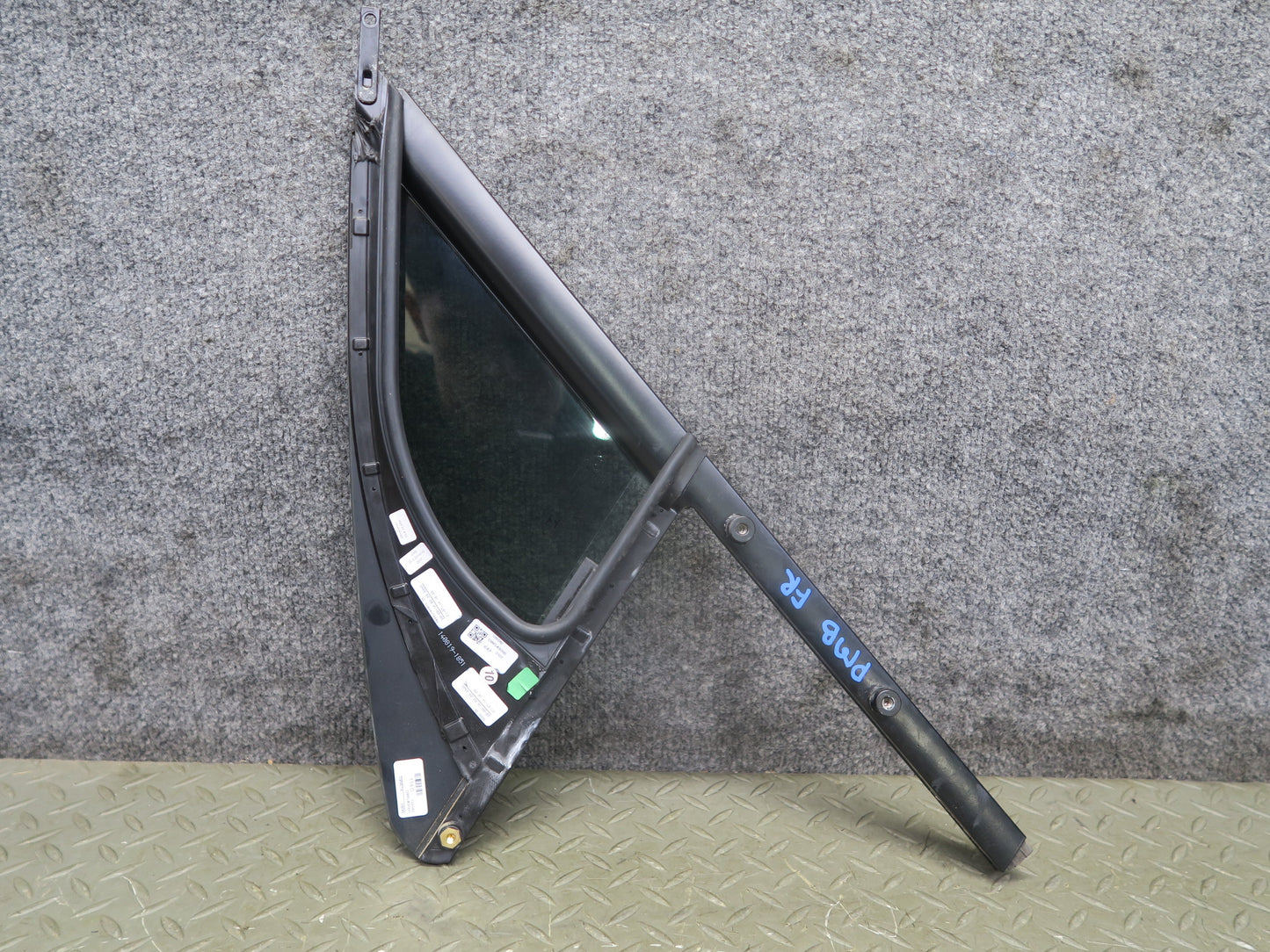 2015-2018 Porsche Macan Front Right Pass Side Door Fixed Glass Window