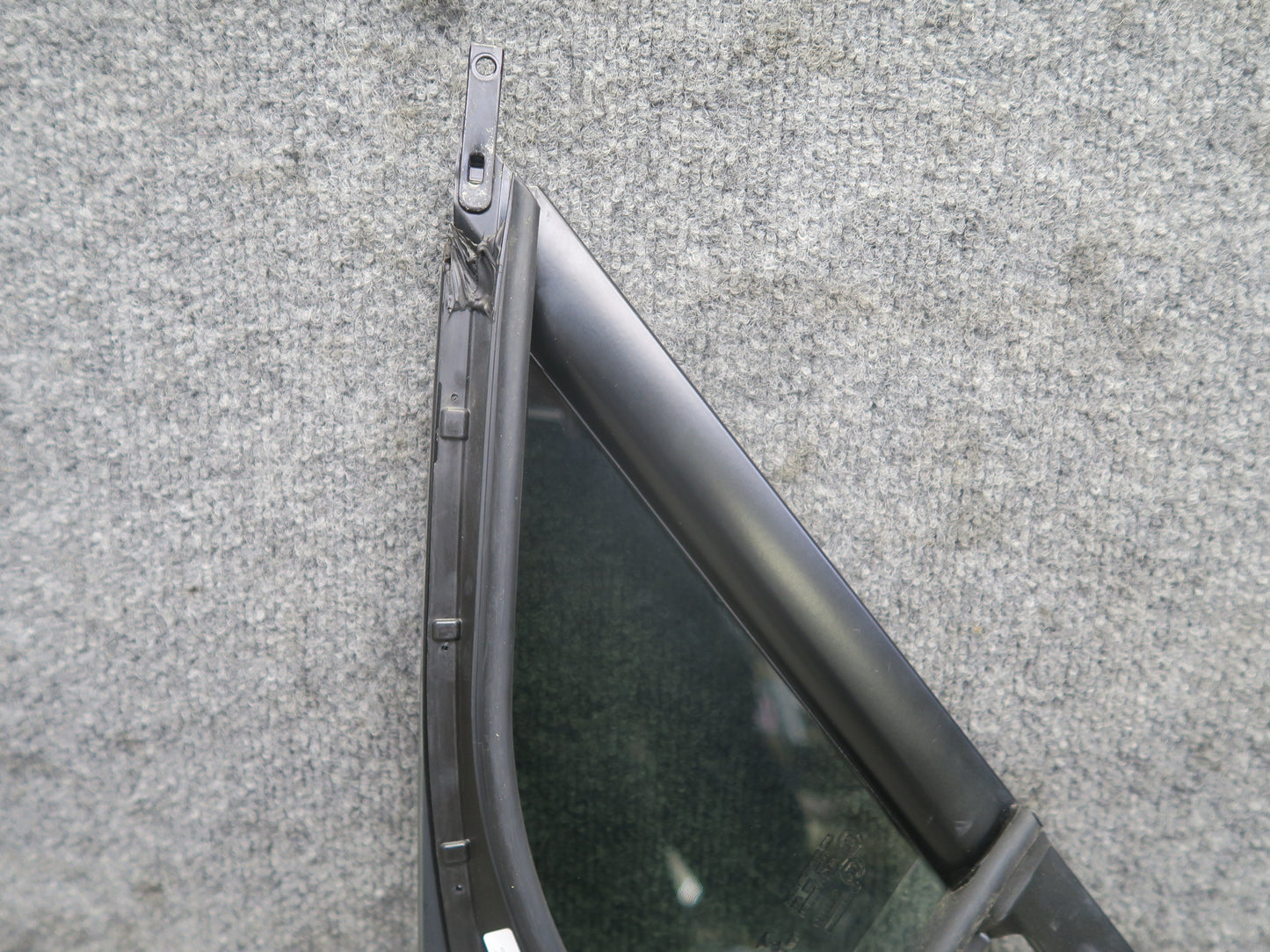 2015-2018 Porsche Macan Front Right Pass Side Door Fixed Glass Window