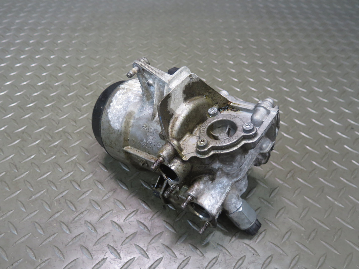 2006-2010 BMW E63 E64 M6 M5 Engine Oil Filter Housing 7836449