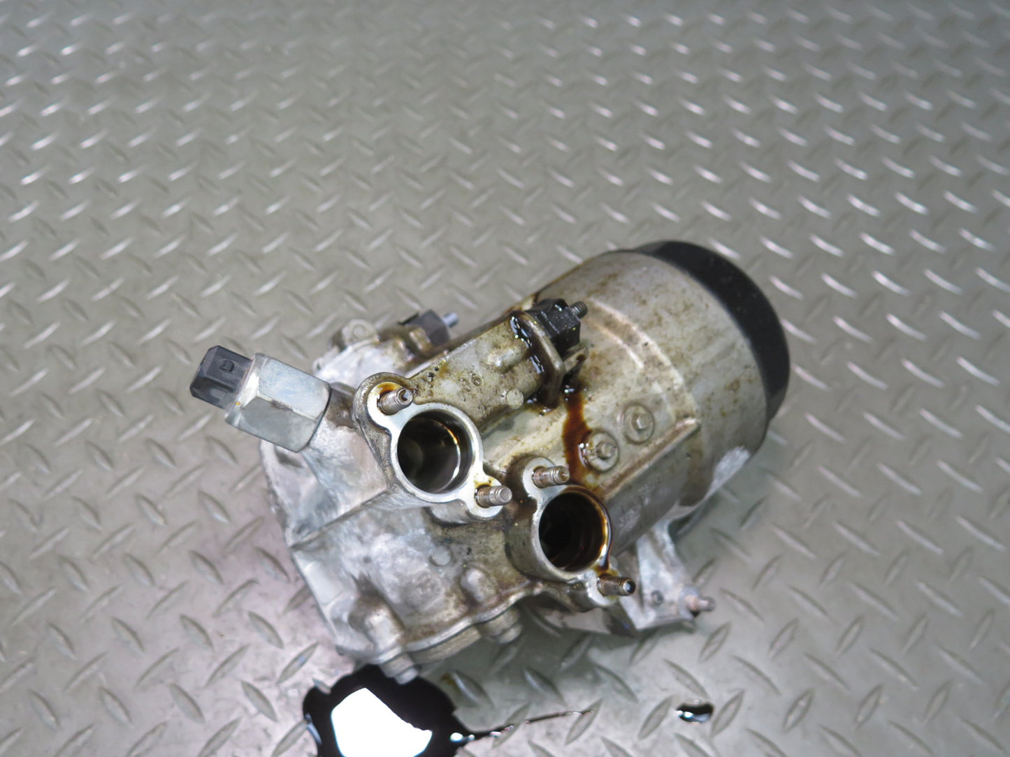 2006-2010 BMW E63 E64 M6 M5 Engine Oil Filter Housing 7836449