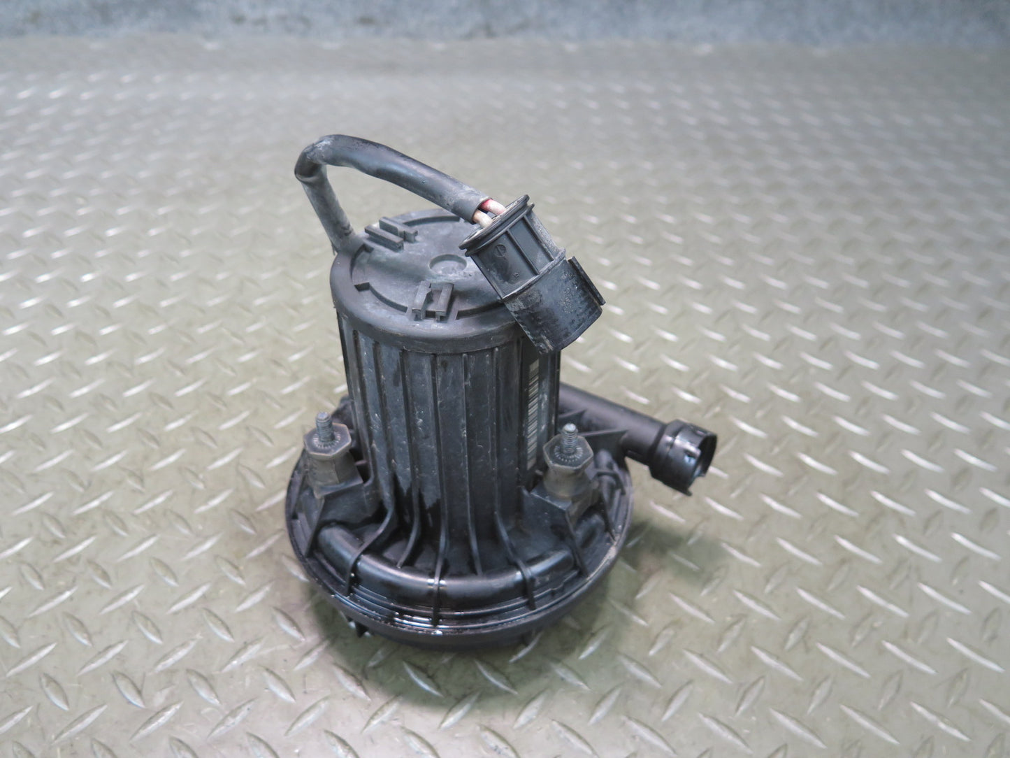 2006-2010 BMW E63 E64 M6 Smog Secondary Air Injection Pump 7506210