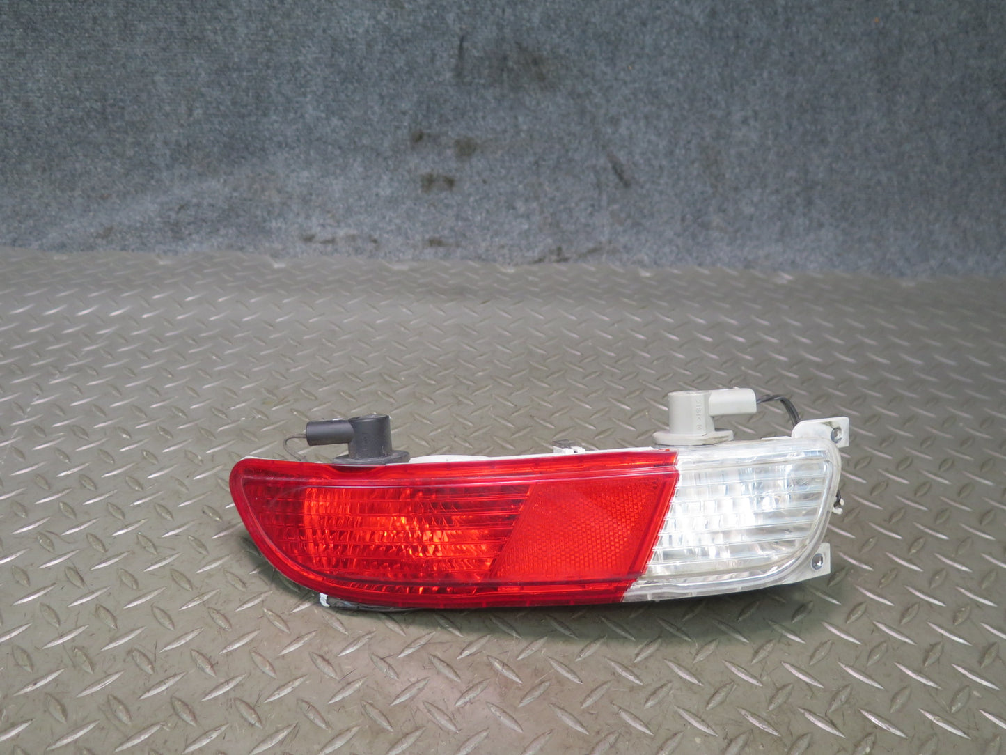 2006-2010 BMW E63 E64 M6 Rear Bumper Right Reverse Brake Light Lamp 7165818