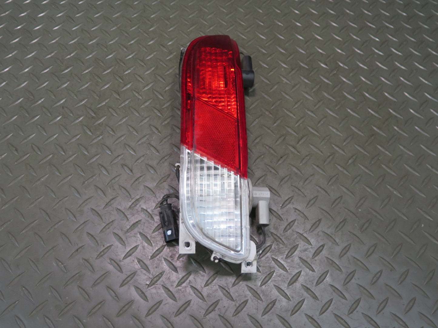 2006-2010 BMW E63 E64 M6 Rear Bumper Right Reverse Brake Light Lamp 7165818