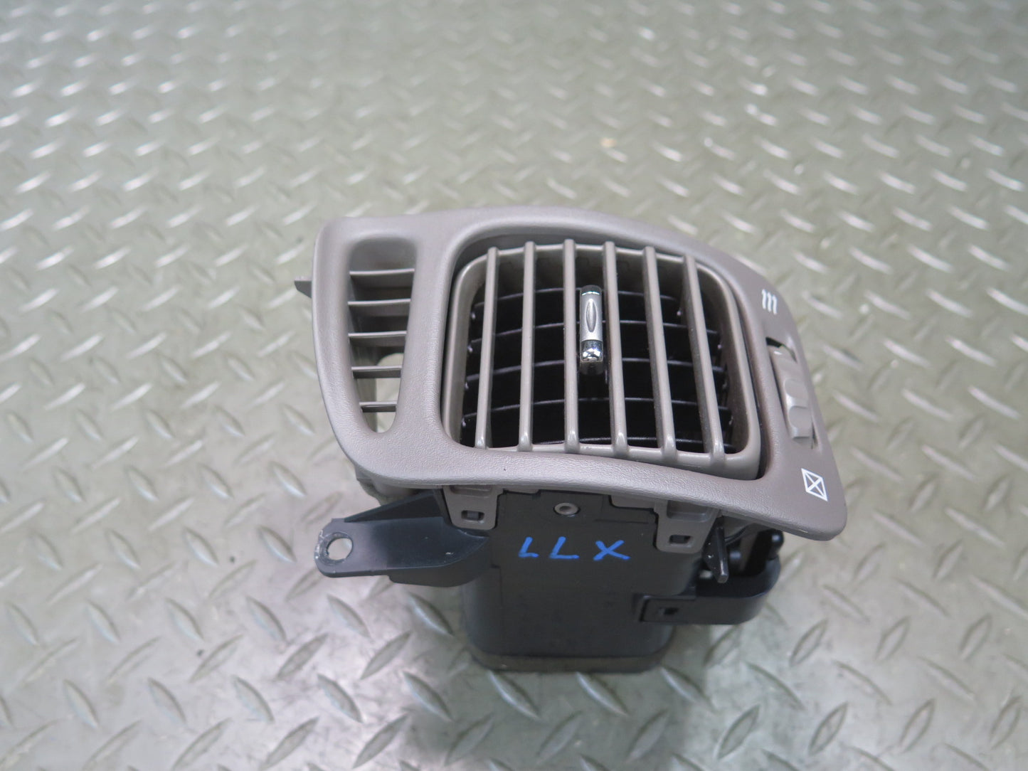 2003-2007 Lexus UZJ100L LX470 Dash Front Left & Right Air Vent Grille Set