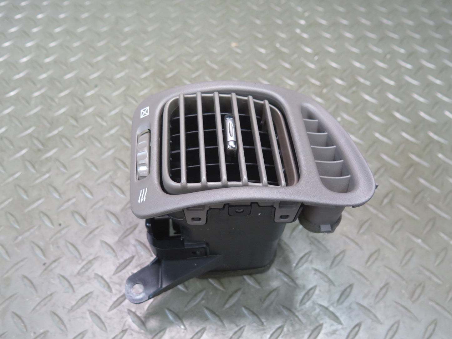 2003-2007 Lexus UZJ100L LX470 Dash Front Left & Right Air Vent Grille Set