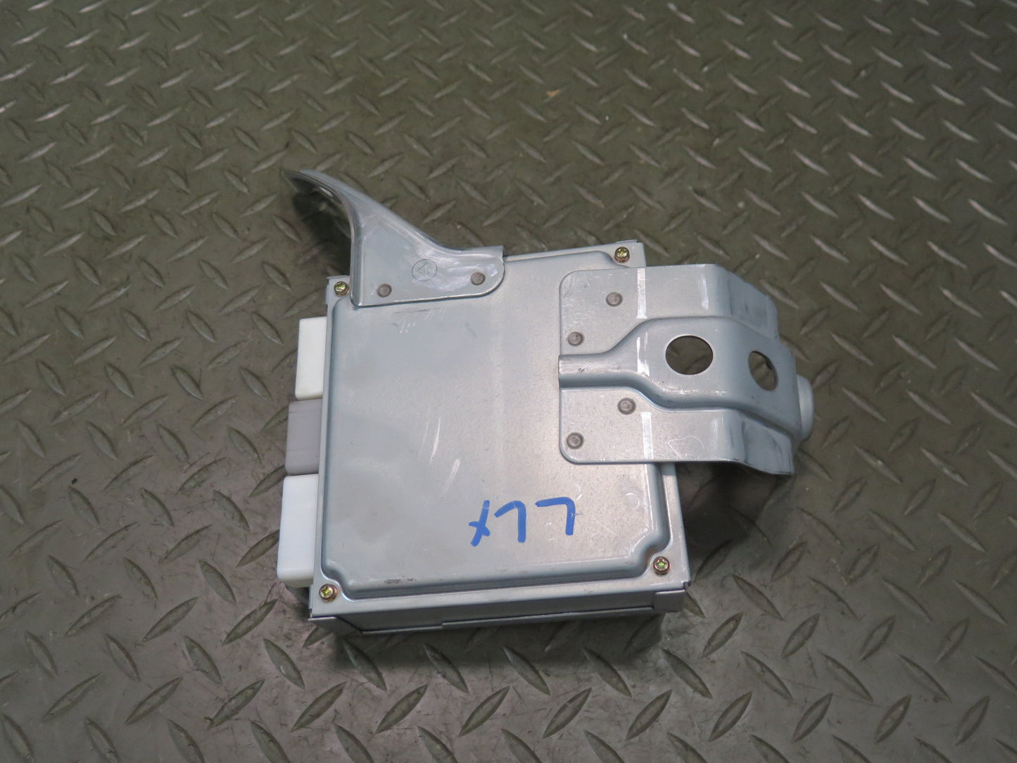 03-05 Lexus UZJ100L LX470 Power Steering Control Module W/ Bracket 89181-60021