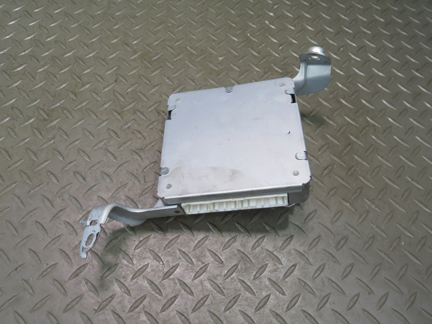 2003-2007 Lexus UZJ100L LX470 Suspension Control Computer Module 89290-60040