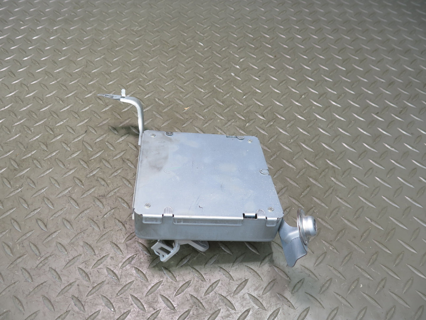 2003-2007 Lexus UZJ100L LX470 Suspension Control Computer Module 89290-60040