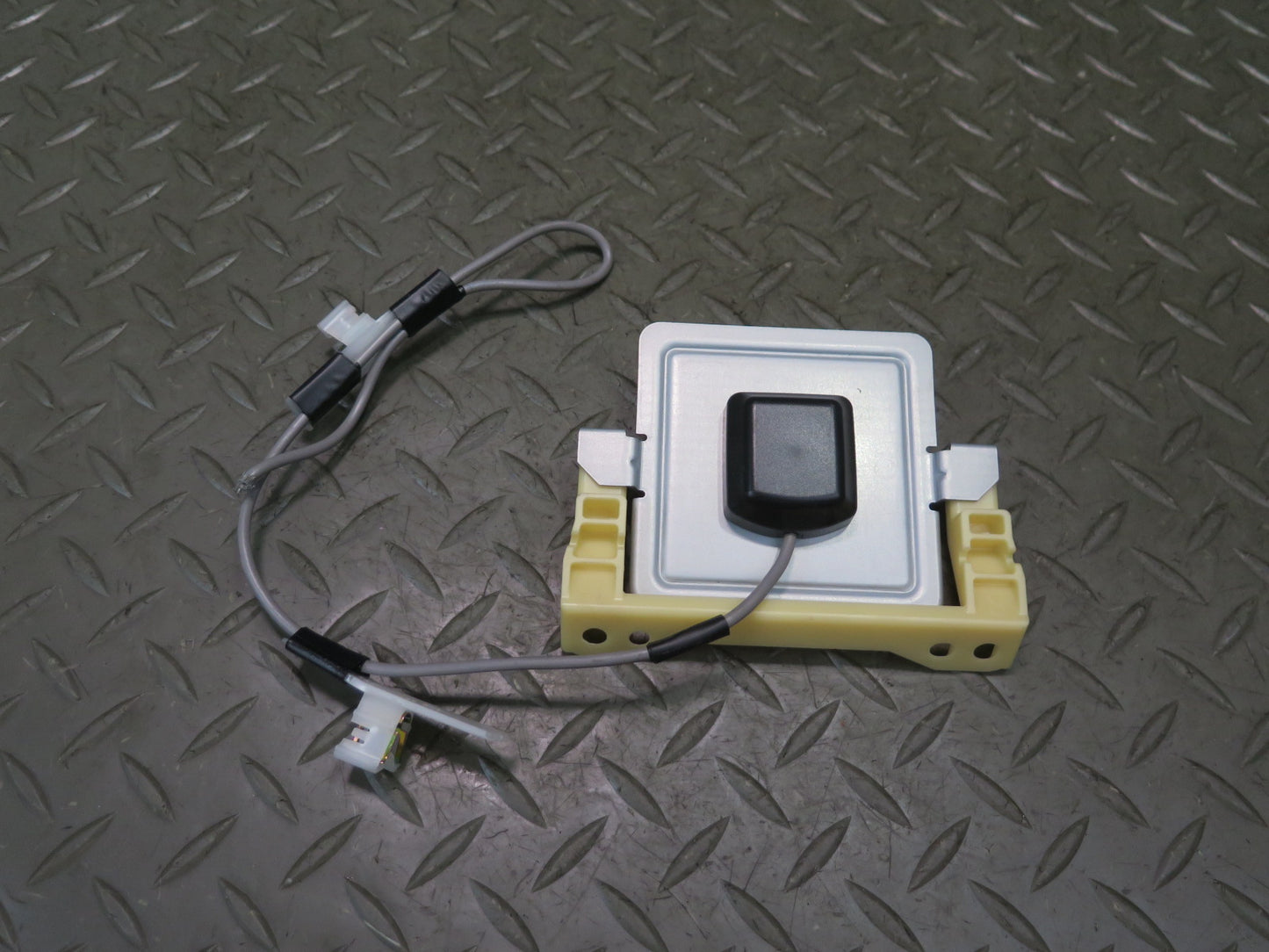 2003-2007 Lexus UZJ100L LX470 Navigation Antenna Control Module 86860-60080