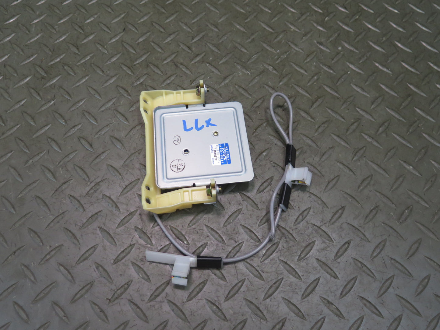 2003-2007 Lexus UZJ100L LX470 Navigation Antenna Control Module 86860-60080
