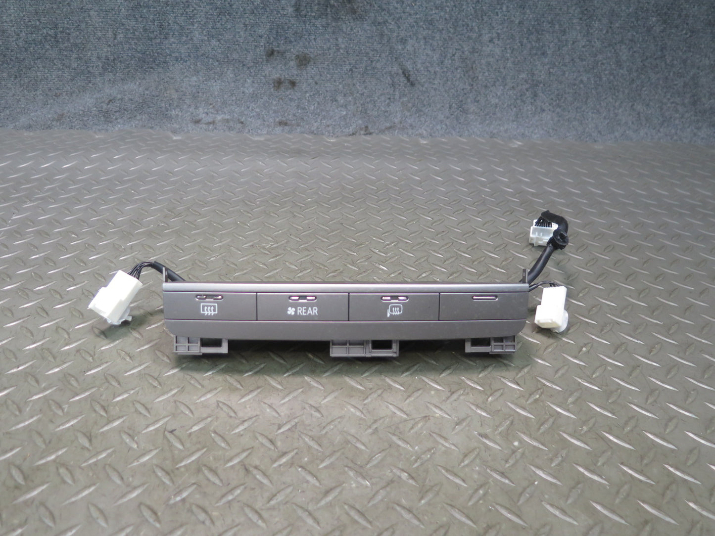 2003-2007 Lexus UZJ100L LX470 Rear Temperature Climate Control Panel 55912-60180