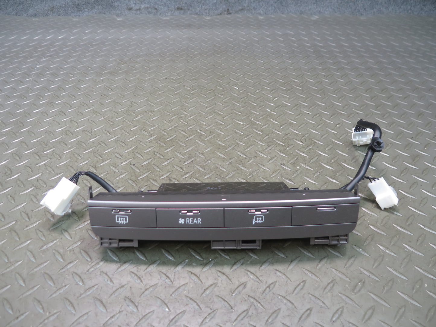 2003-2007 Lexus UZJ100L LX470 Rear Temperature Climate Control Panel 55912-60180
