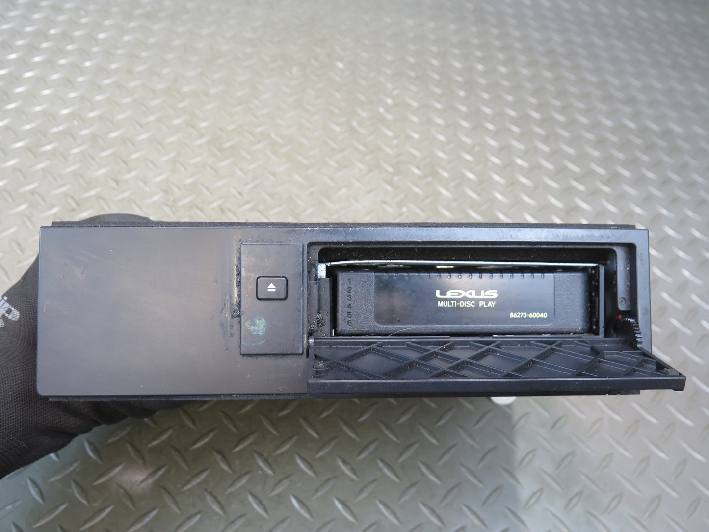 2004 Lexus UZJ100L LX470 Multi-disc CD Changer Audio Player 86270-60112