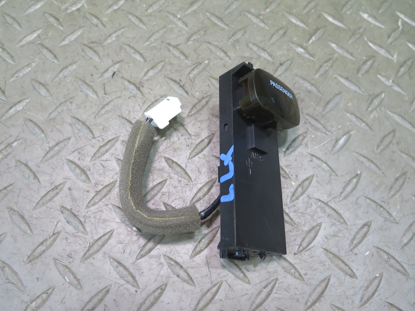 2003-2007 Lexus UZJ100L LX470 Right Passenger Seat Belt Warning Light Lamp