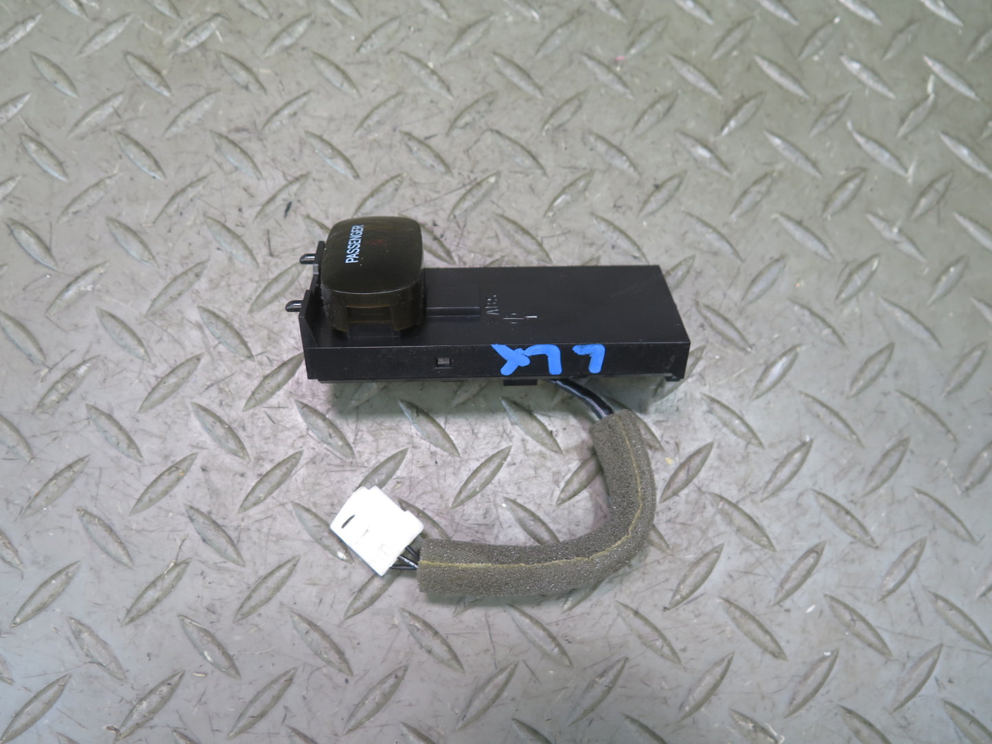2003-2007 Lexus UZJ100L LX470 Right Passenger Seat Belt Warning Light Lamp