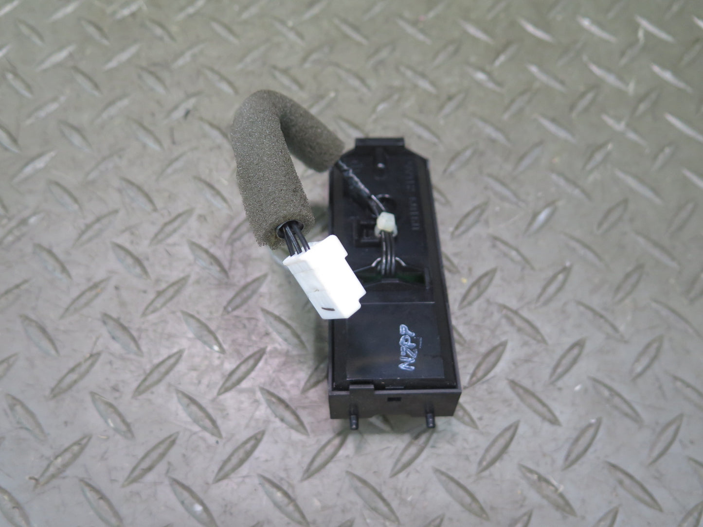2003-2007 Lexus UZJ100L LX470 Right Passenger Seat Belt Warning Light Lamp