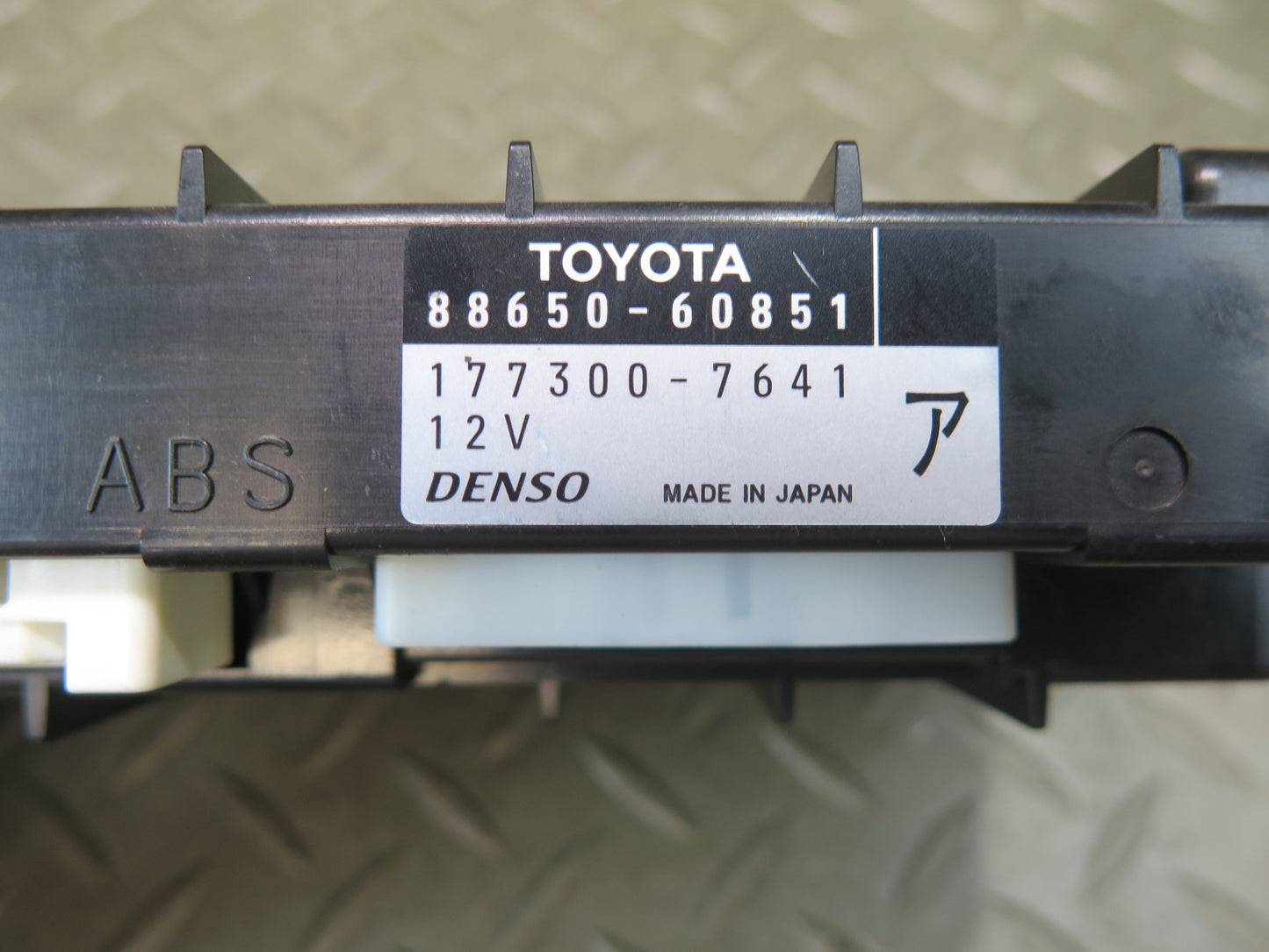 2003-2007 Lexus UZJ100L LX470 Rear A/C Air Condition Amplifier 88650-60362