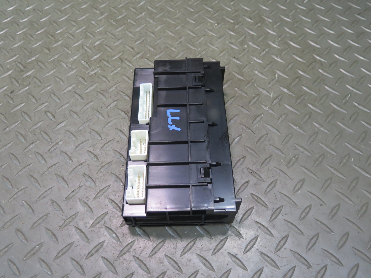 2003-2007 Lexus UZJ100L LX470 Rear A/C Air Condition Amplifier 88650-60362