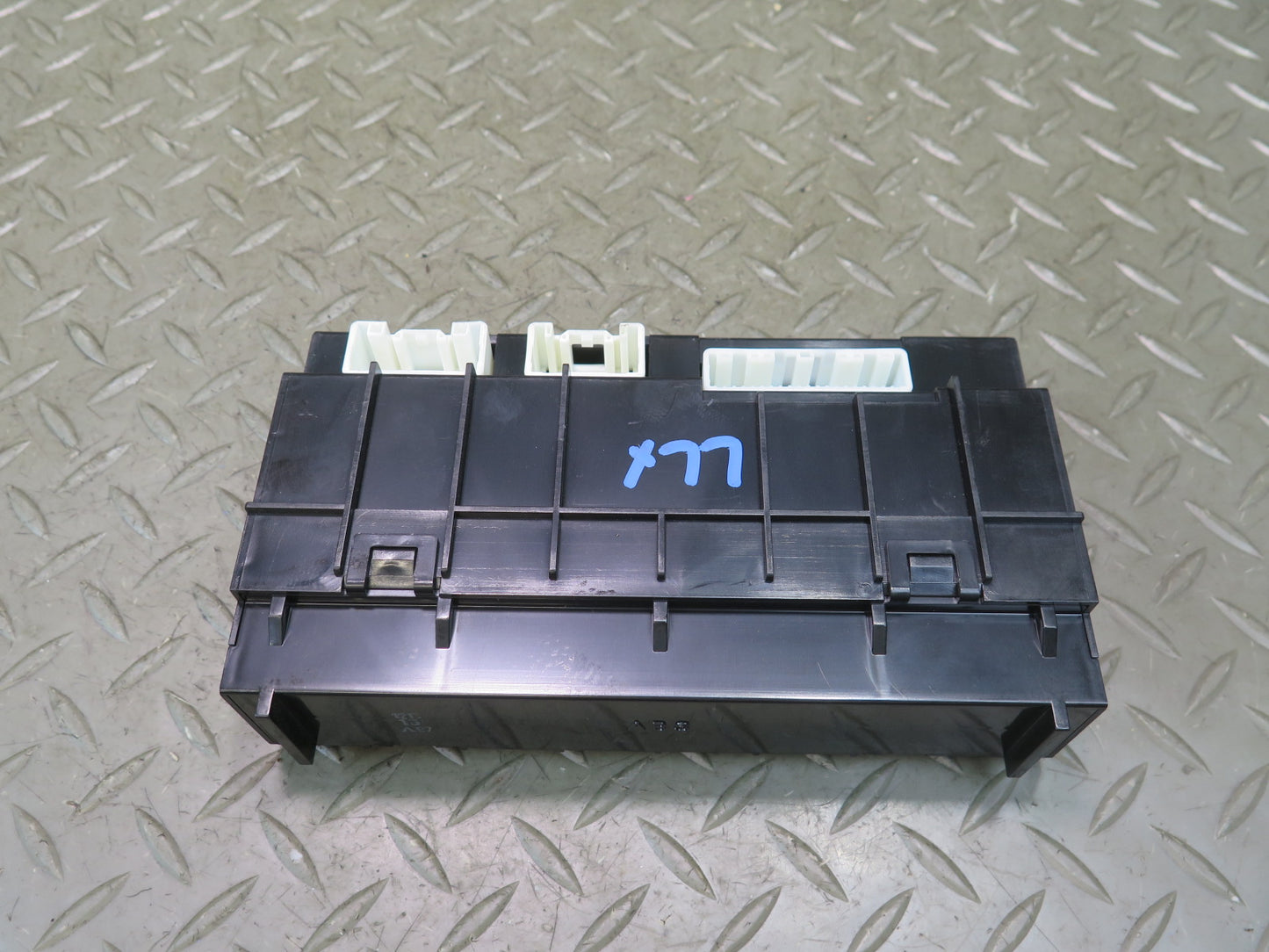 2003-2007 Lexus UZJ100L LX470 Rear A/C Air Condition Amplifier 88650-60362