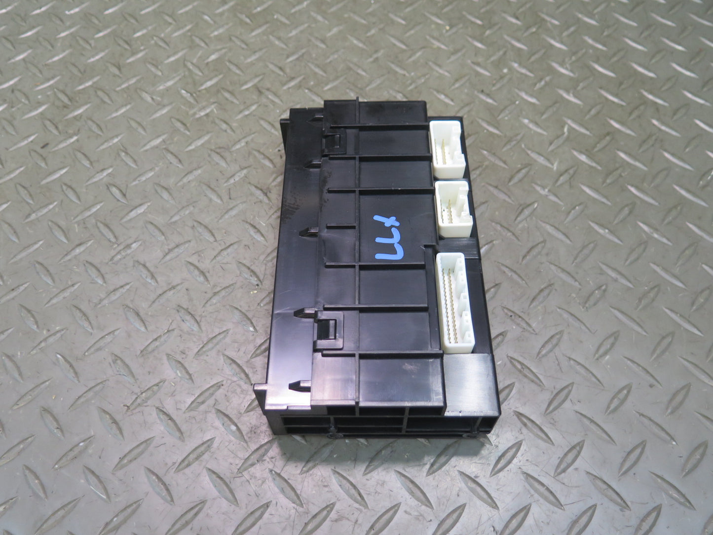 2003-2007 Lexus UZJ100L LX470 Rear A/C Air Condition Amplifier 88650-60362