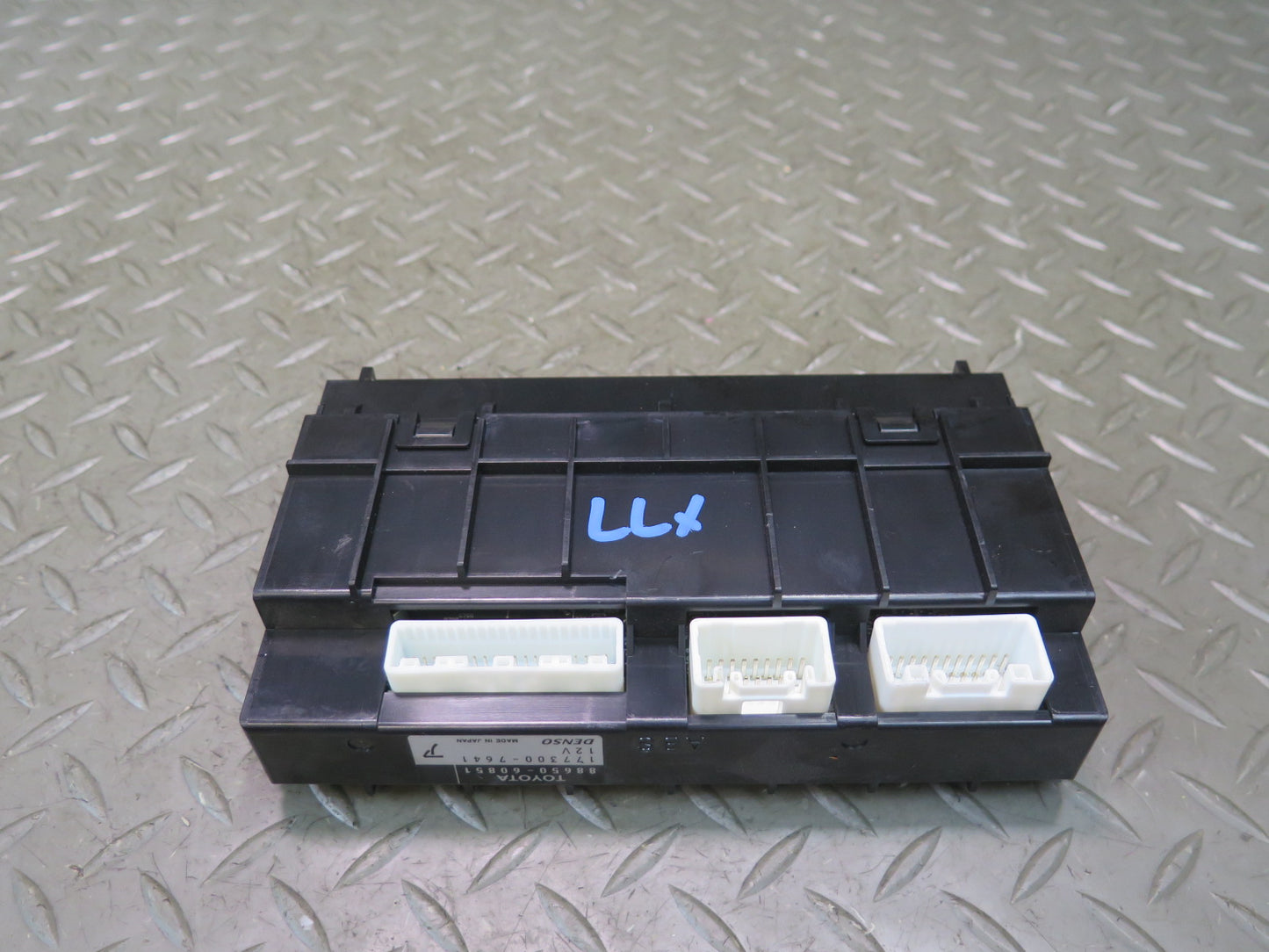 2003-2007 Lexus UZJ100L LX470 Rear A/C Air Condition Amplifier 88650-60362
