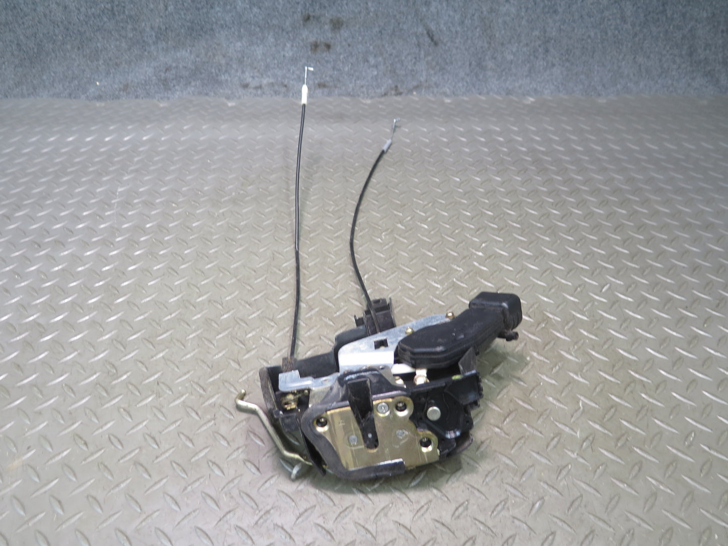 2003-2007 Lexus UZJ100L LX470 Front Left Door Lock Latch Actuator