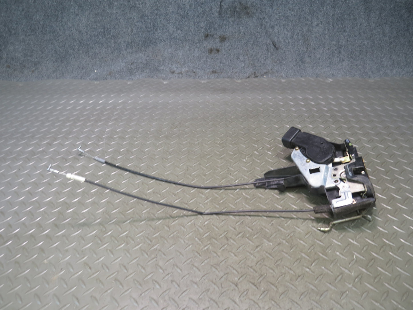 2003-2007 Lexus UZJ100L LX470 Front Left Door Lock Latch Actuator