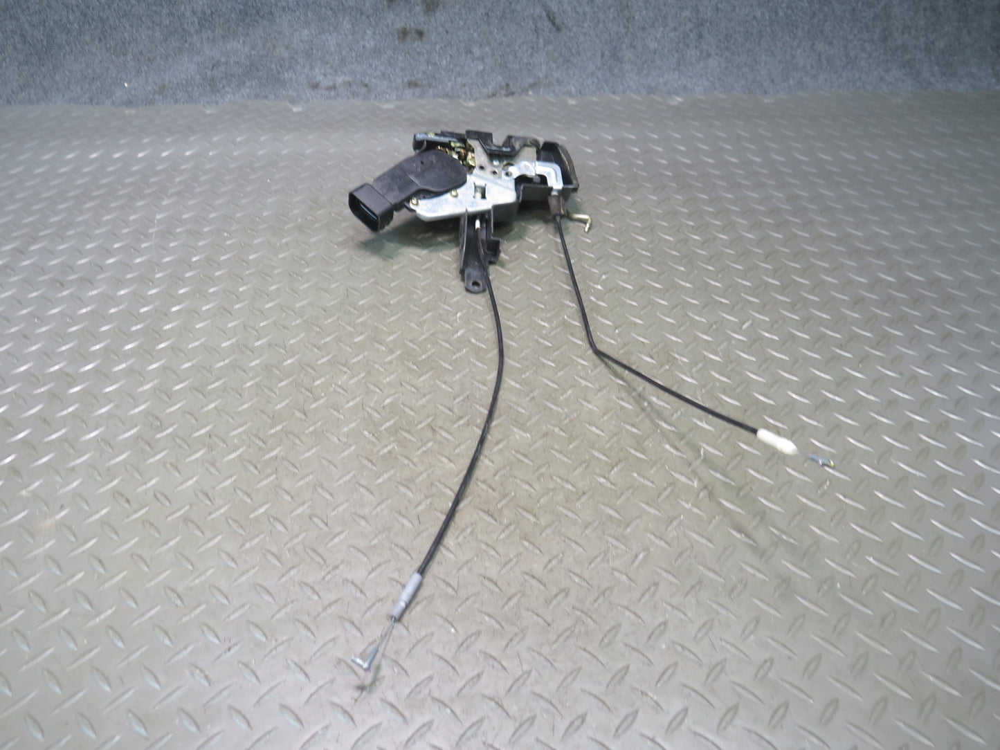 2003-2007 Lexus UZJ100L LX470 Front Left Door Lock Latch Actuator