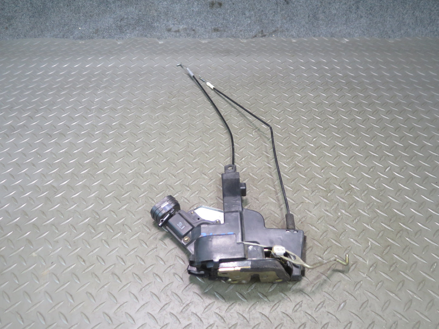 2003-2007 Lexus UZJ100L LX470 Front Left Door Lock Latch Actuator