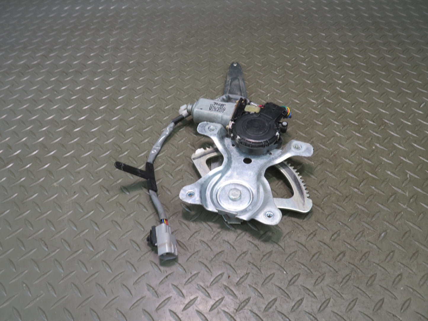 1998-2007 Lexus UZJ100L LX470 Rear Right Door Window Regulator w Motor