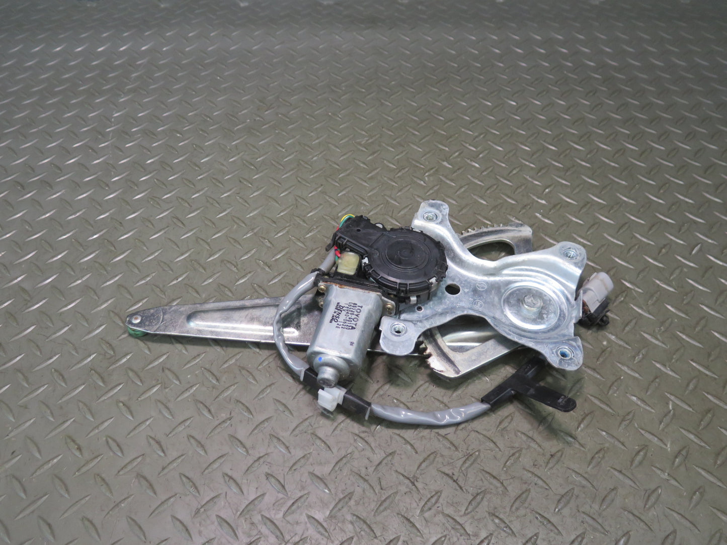1998-2007 Lexus UZJ100L LX470 Rear Right Door Window Regulator w Motor