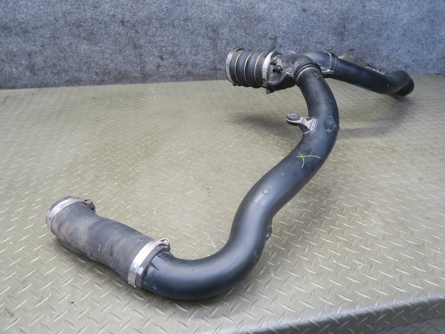 2015-2018 Porsche Macan Turbo 3.6L Engine Intercooler Y Connector Pipe