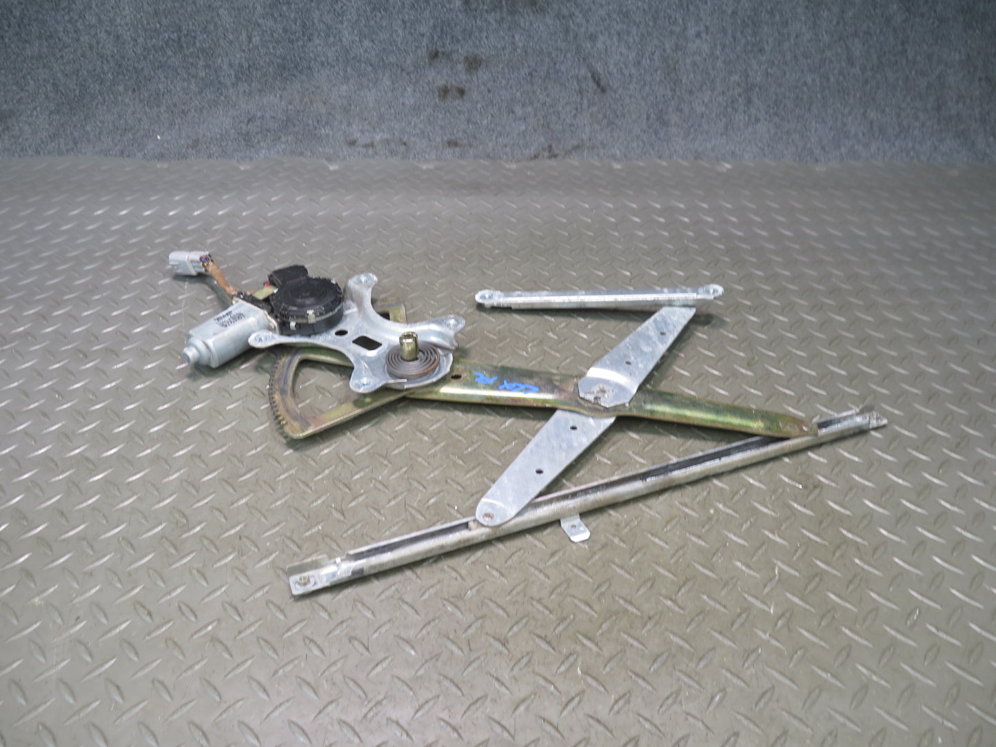 1998-2007 Lexus UZJ100L LX470 Front Left Door Window Regulator w Motor