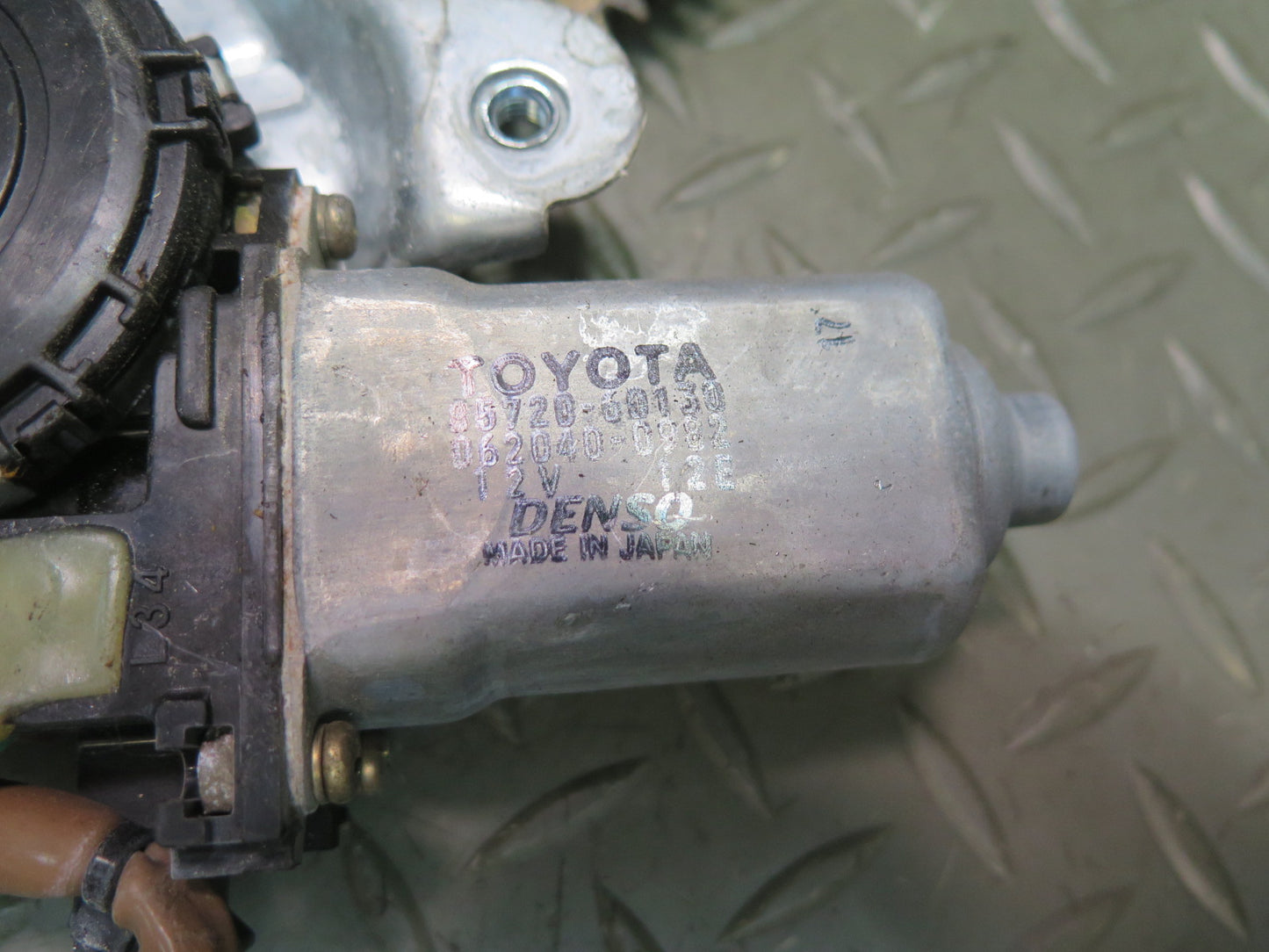 1998-2007 Lexus UZJ100L LX470 Front Left Door Window Regulator w Motor