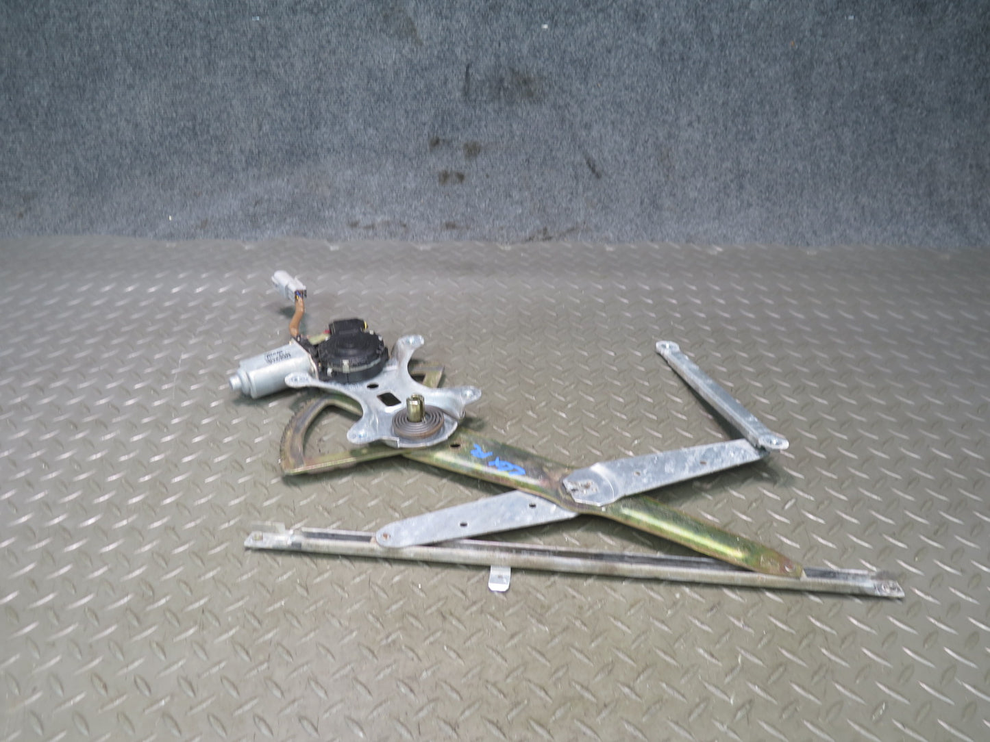 1998-2007 Lexus UZJ100L LX470 Front Left Door Window Regulator w Motor