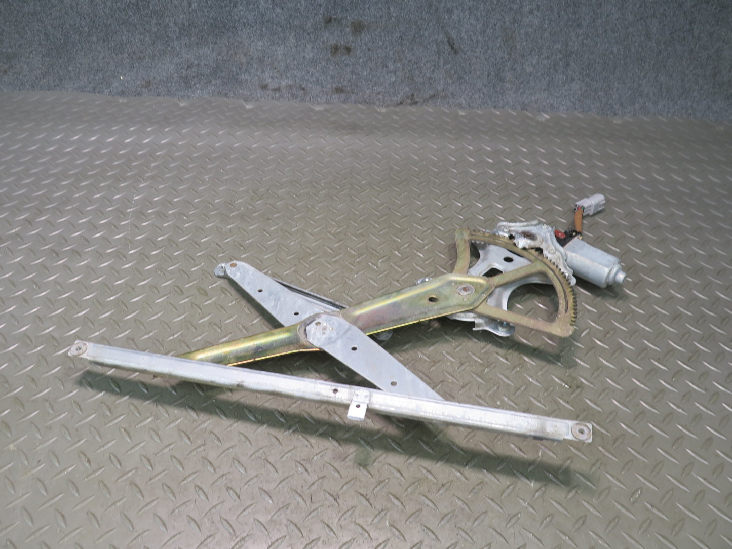 1998-2007 Lexus UZJ100L LX470 Front Left Door Window Regulator w Motor